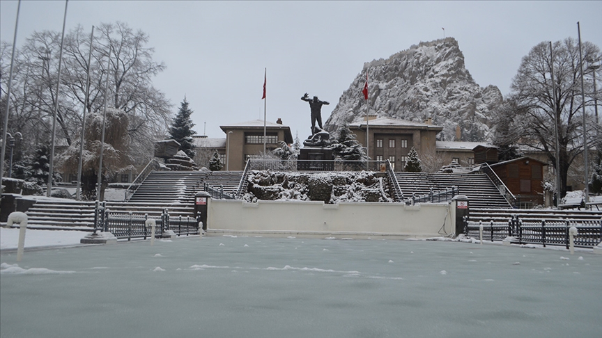 Meteoroloji̇ Uyardi Afyonkarahi̇sar’da Kar, Buz Ve Dondurucu Soğuk Geli̇yor