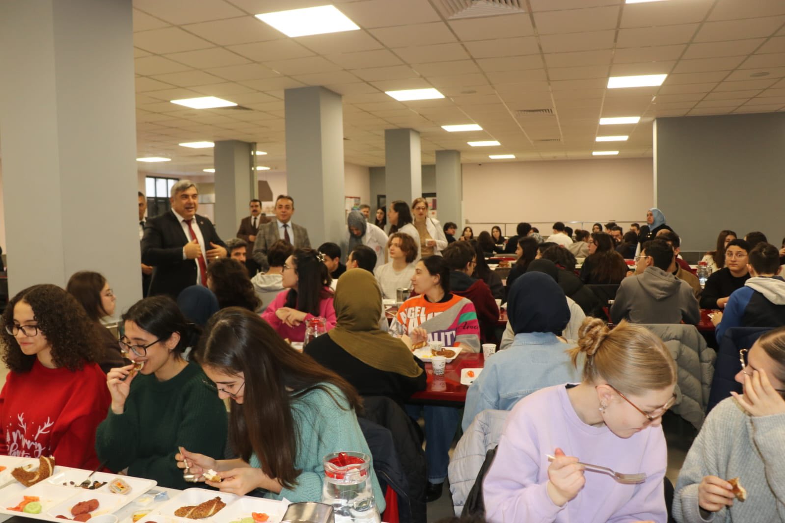 Müdür Sünnetci̇ Her Zaman Öğrenci̇leri̇mi̇zi̇n Yanindayiz (1)