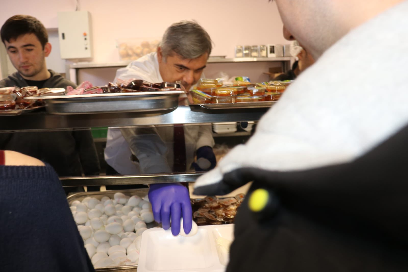 Müdür Sünnetci̇ Her Zaman Öğrenci̇leri̇mi̇zi̇n Yanindayiz (2)