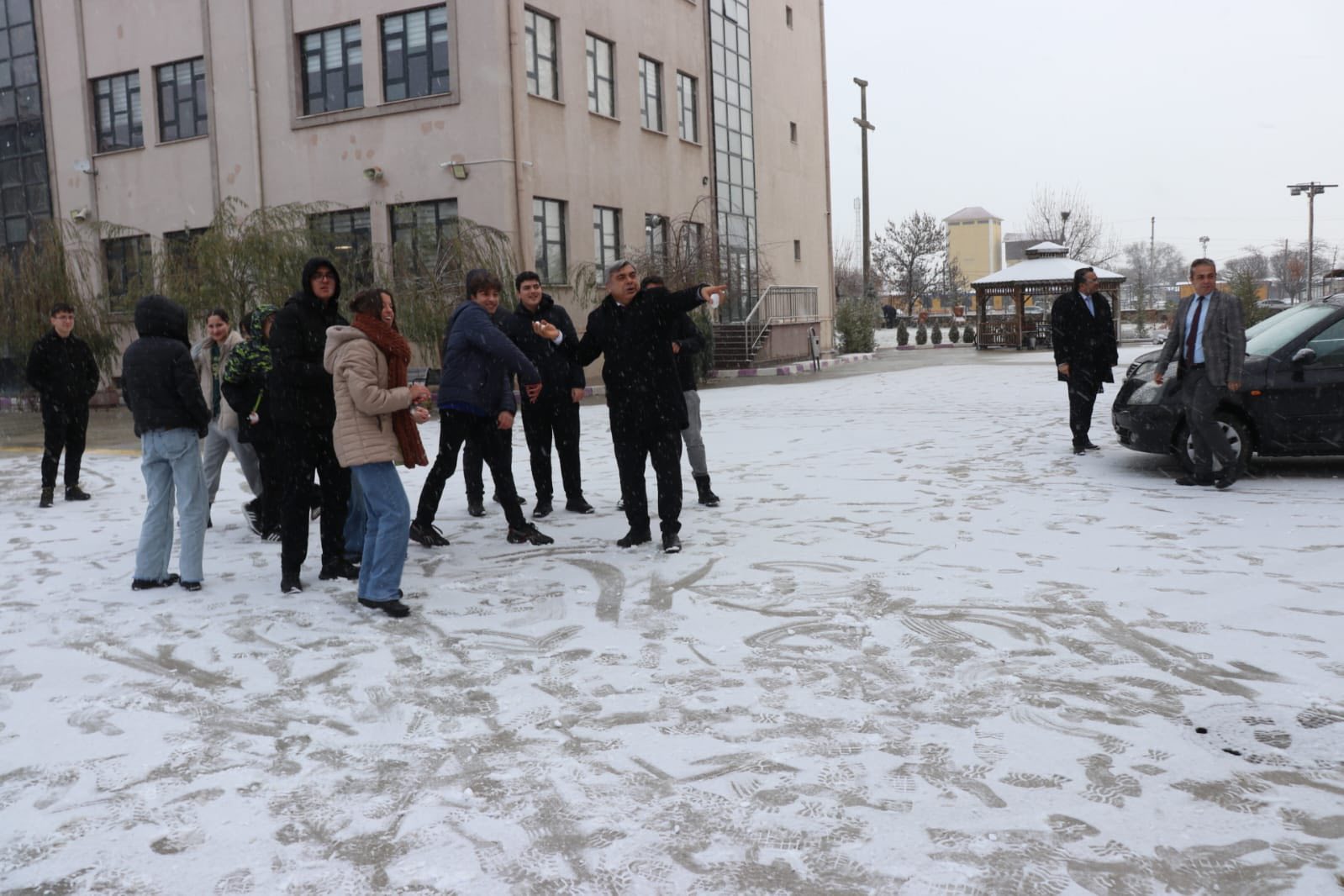 Müdür Sünnetci̇ Her Zaman Öğrenci̇leri̇mi̇zi̇n Yanindayiz (6)