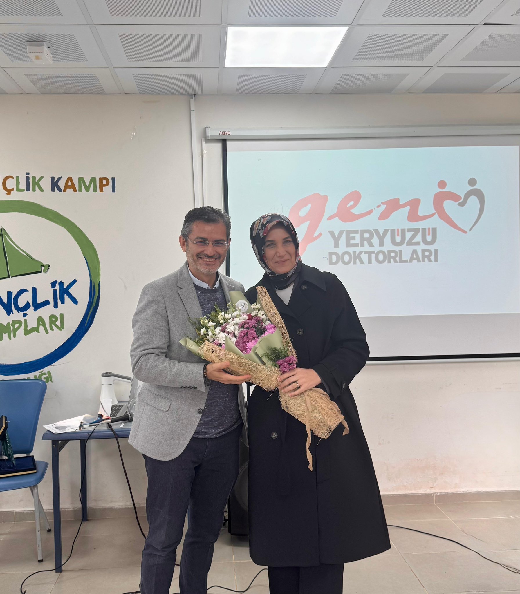 Vali̇ Yi̇ği̇tbaşi Yeryüzü Doktorlari Gençli̇k Kampinda Gençlerle Buluştu (1)