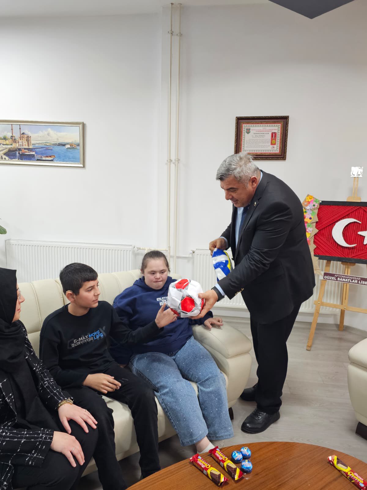 Vefa Özel Eği̇ti̇m Merkezi̇’nden Müdür Sünnetci̇’ye Gönülden Zi̇yaret (1)