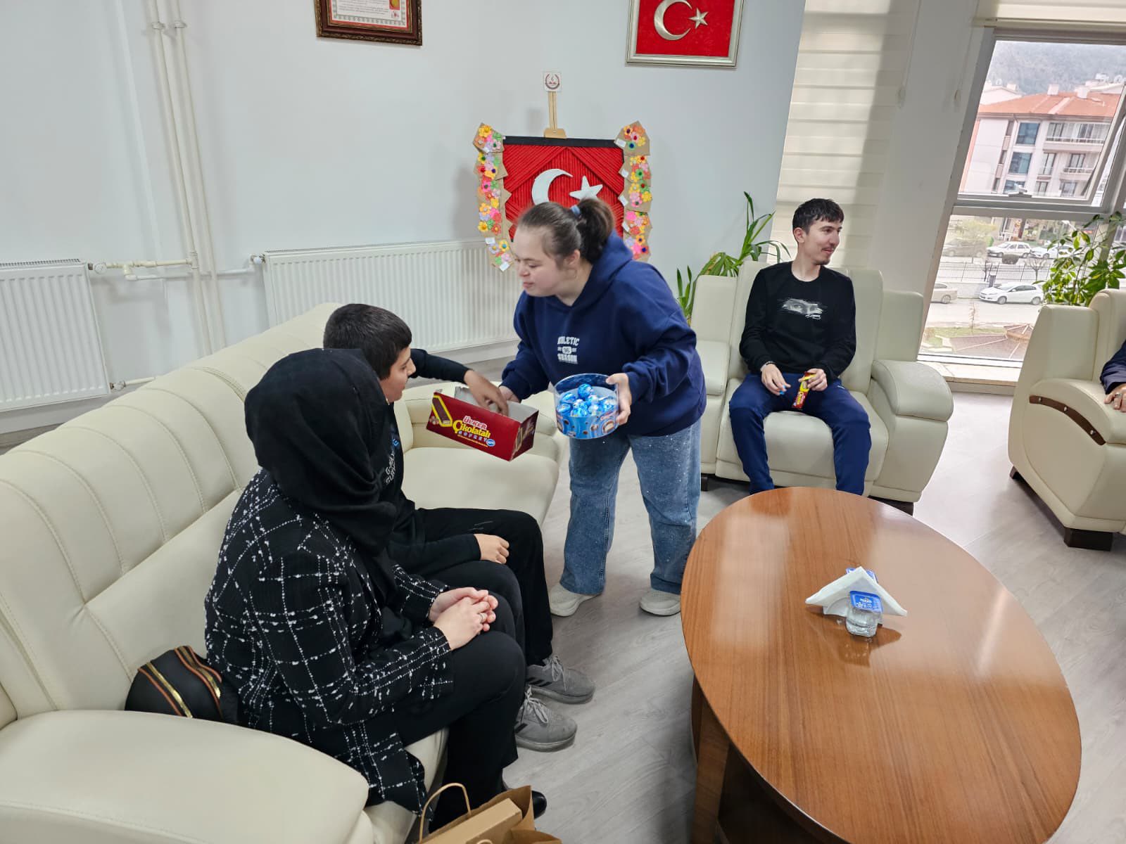 Vefa Özel Eği̇ti̇m Merkezi̇’nden Müdür Sünnetci̇’ye Gönülden Zi̇yaret (5)