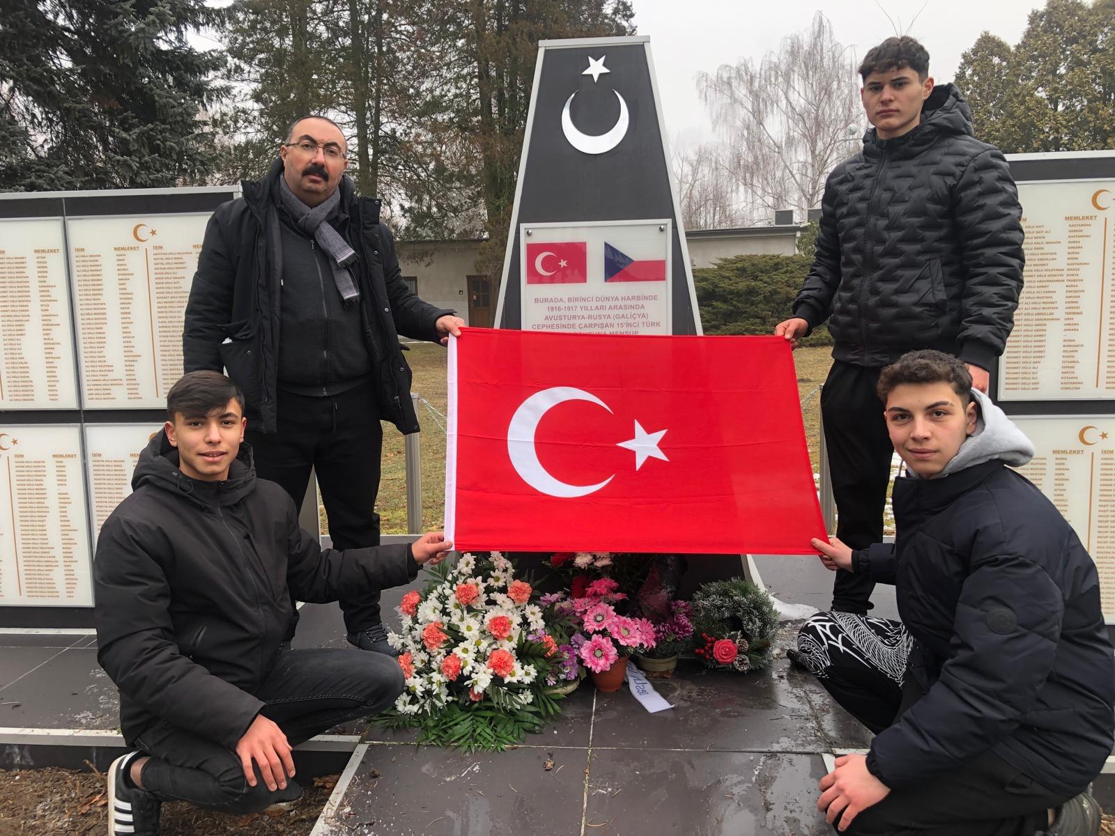 Afyonlu Öğrenci̇ler Yurtdişinda Atalarini Unutmadi 2