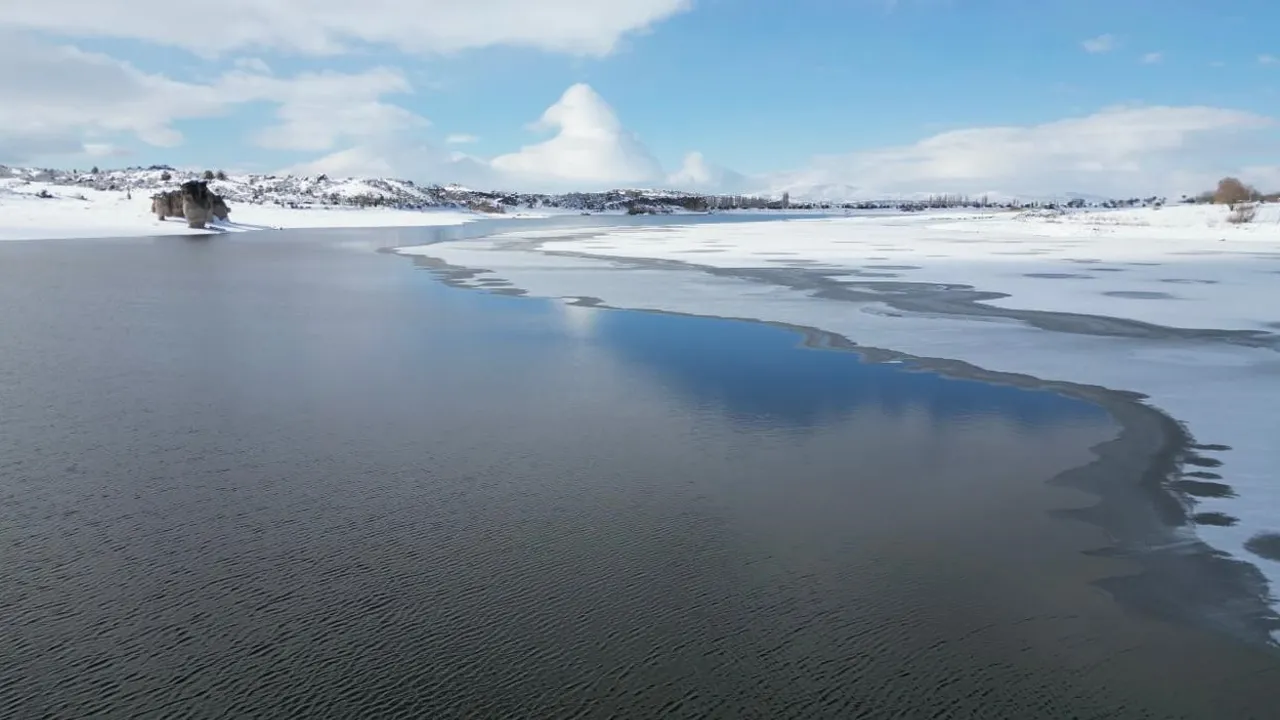 Donan Emre Golu Frig Vadisi Nde Kartpostallik Goruntuler Olusturdu 1200 149026