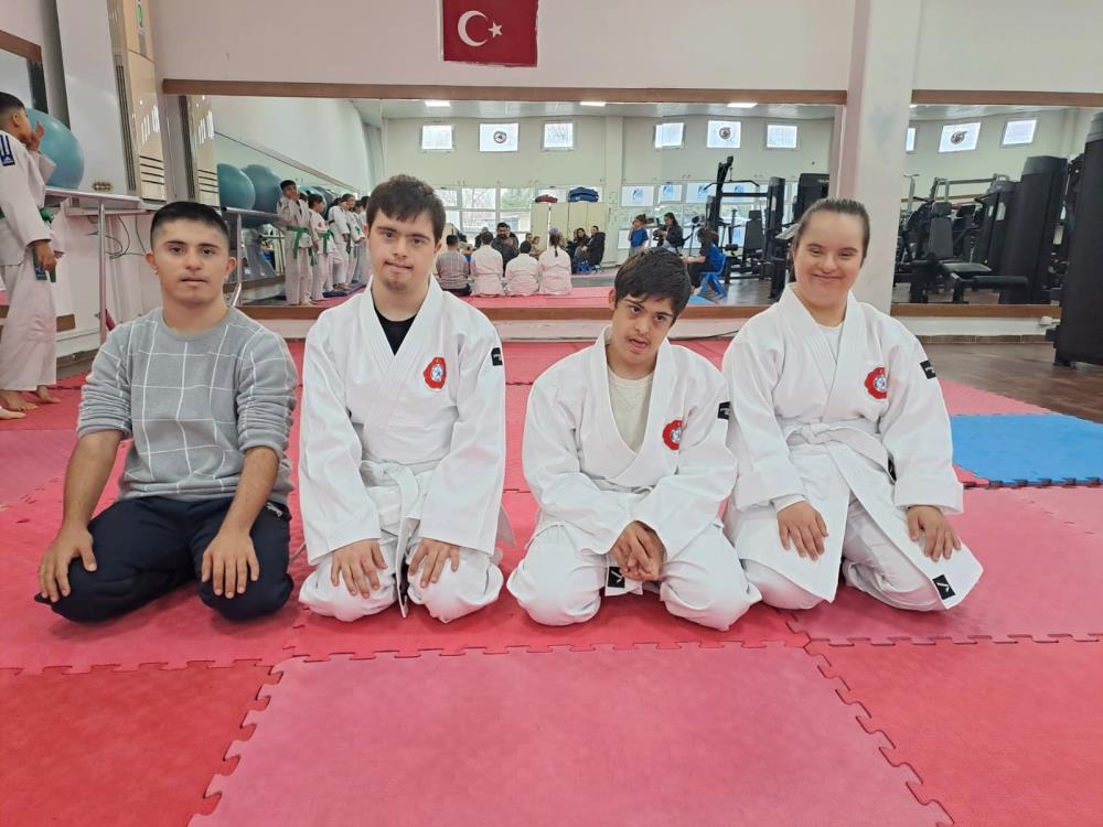 Down Sendromlu Bi̇reyler İçi̇n Judo Kurslari Başladi2
