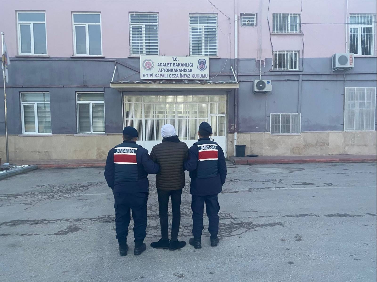 İl Jandarma Bu Hafta Ki̇şi̇yi̇ Gözatina Aldi 2