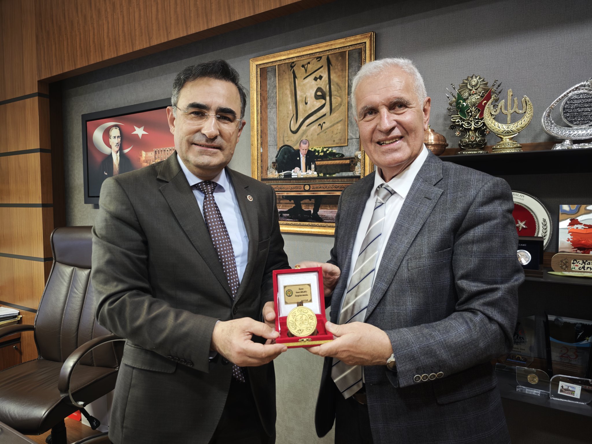 Sandikli’nin Tari̇hi̇ Sembolü Tbmm’de Takdi̇m Edi̇ldi̇ (2)