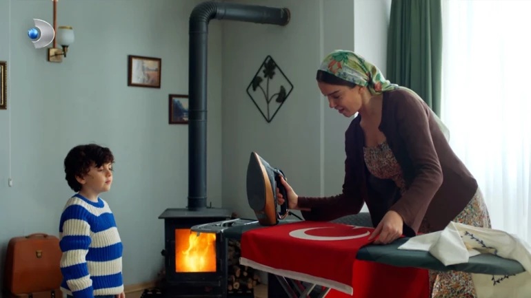 Uzak Şehi̇r Bayrak (1)