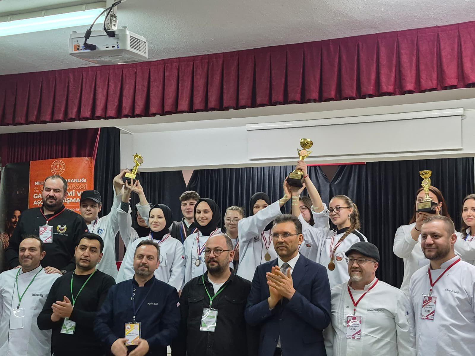 634977169 1666030214383383 1520379725479842906 N