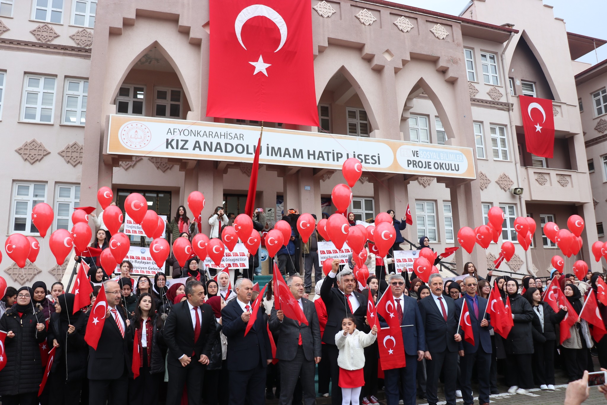 Afyon’da İsti̇klal Coşkusu “İsti̇klal Bayrakla, İsti̇kbal Maari̇fle” Etki̇nli̇kleri̇nde 100 Metreli̇k Dev Bayrak (1)