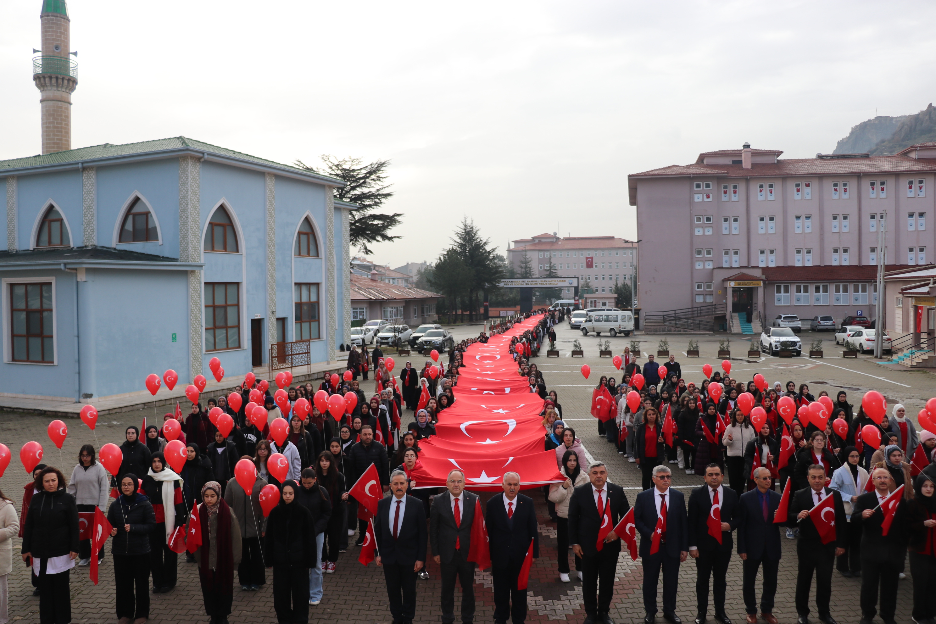 Afyon’da İsti̇klal Coşkusu “İsti̇klal Bayrakla, İsti̇kbal Maari̇fle” Etki̇nli̇kleri̇nde 100 Metreli̇k Dev Bayrak (4)