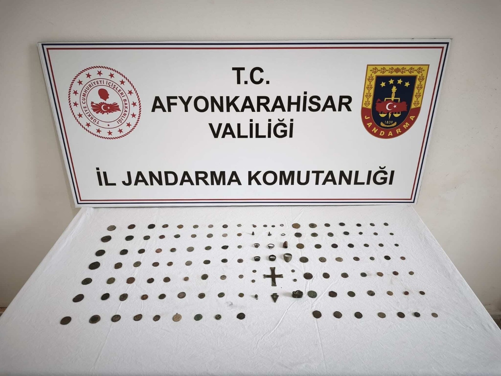 Afyonkarahi̇sar’da Defi̇ne Avcilarina Darbe2