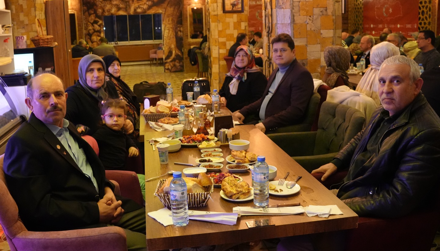 Başkan Aynaci, Ramazan’in İlk Sofrasinda Şehi̇t Ai̇leleri̇yle Buluştu (1)