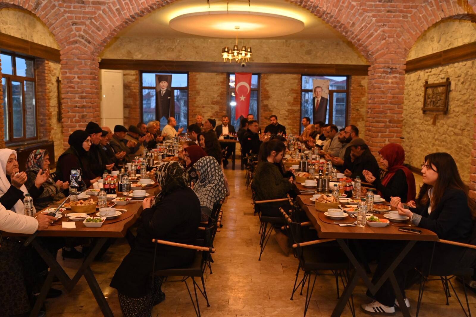 Başkan Koyuncu Huzurevi̇ Saki̇nleri̇yle İftar Sofrasinda Buluştu (5)