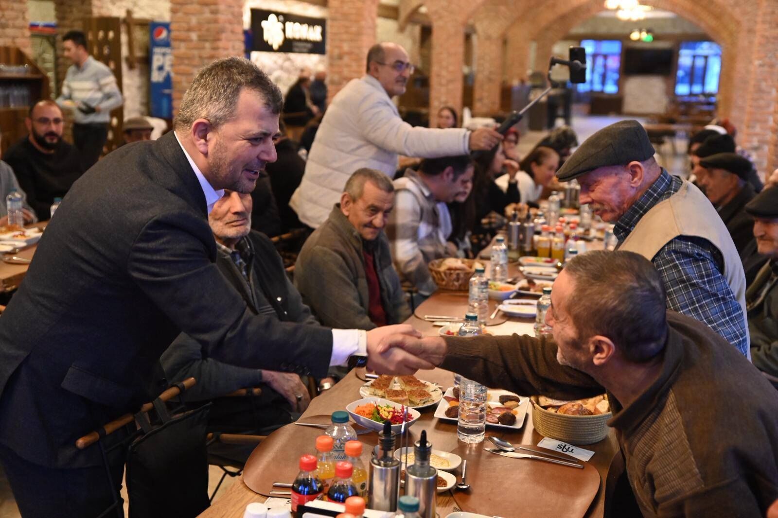 Başkan Koyuncu Huzurevi̇ Saki̇nleri̇yle İftar Sofrasinda Buluştu (7)