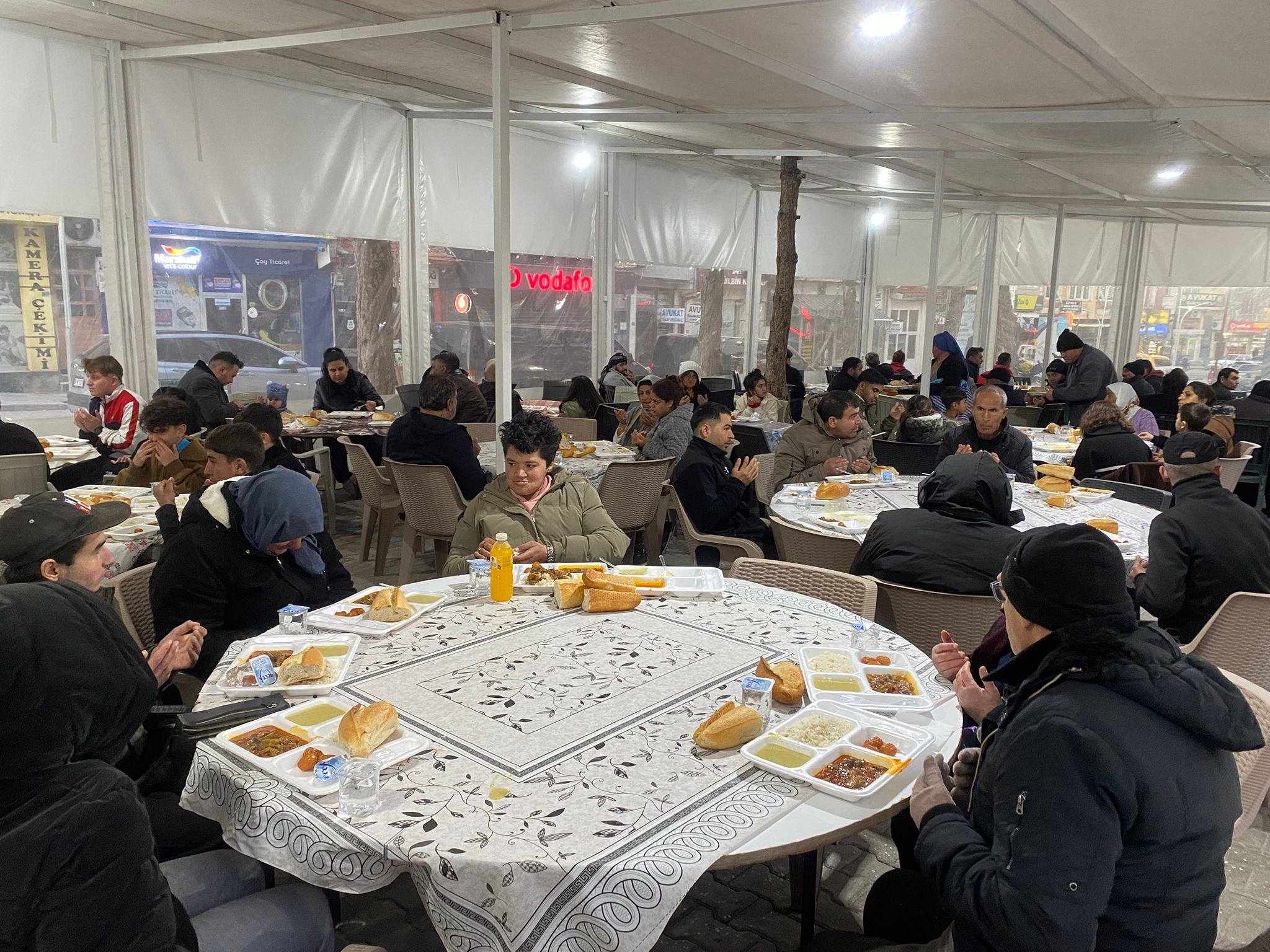 Emi̇rdağ’da İlk İftar Sofrasi Cumhuri̇yet Meydani’nda Kuruldu (1)