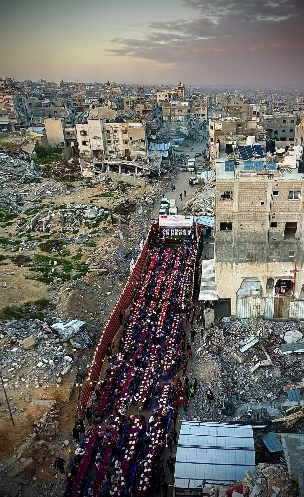 Enkazlarin Ortasinda İftar, Mi̇lletveki̇li̇ Özkaya’dan Gazze’ye Destek Mesaji