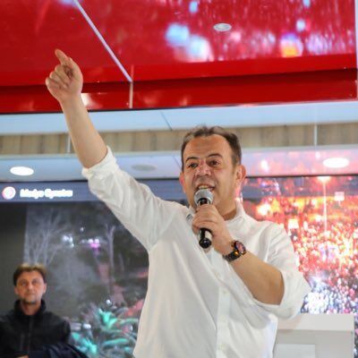 H C O V Q3O Ww A A49 Lt