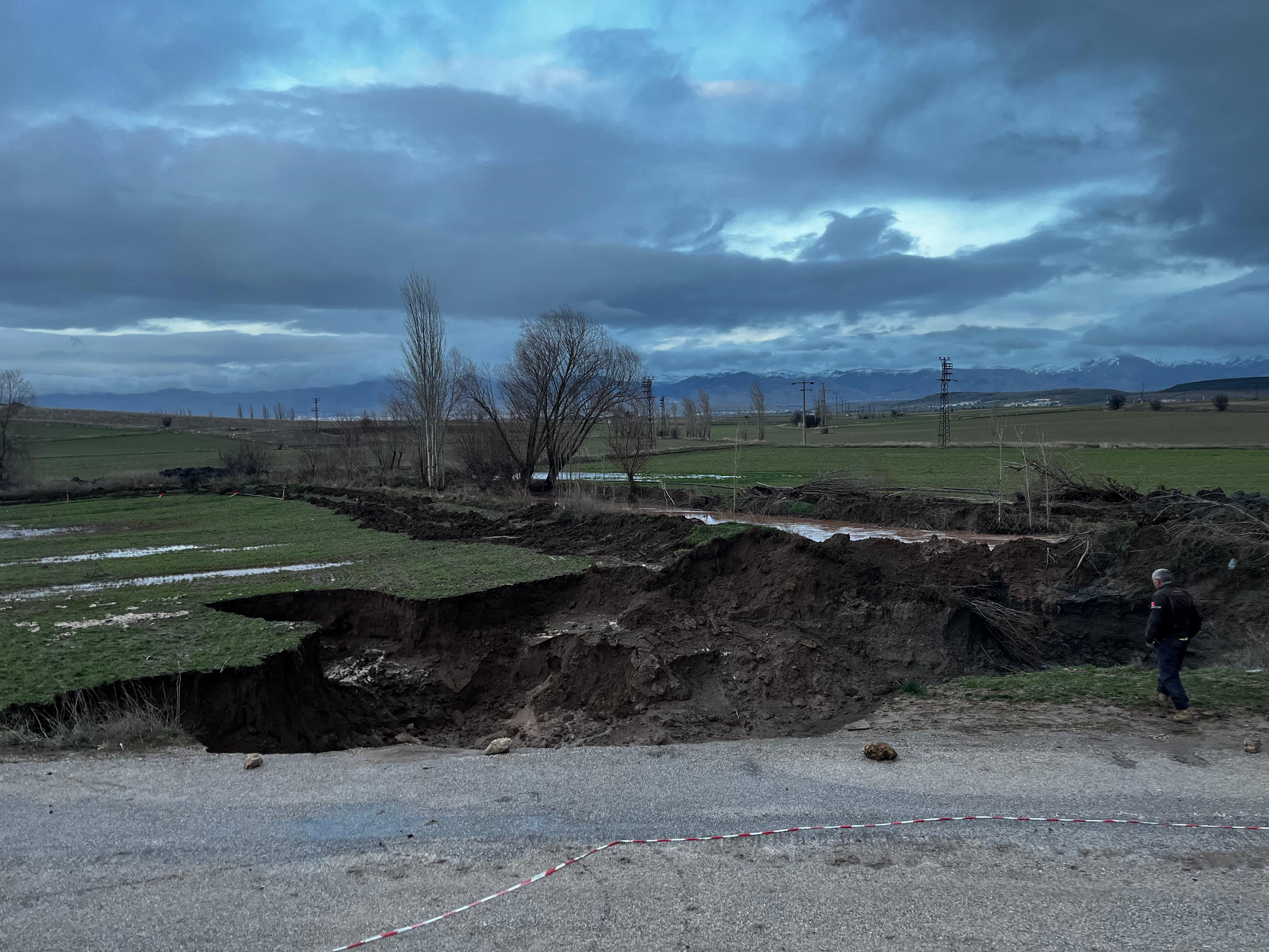 Sandikli’da Sağanak Sonrasi Dere Yatağinda Çökme Meydana Geldi̇2