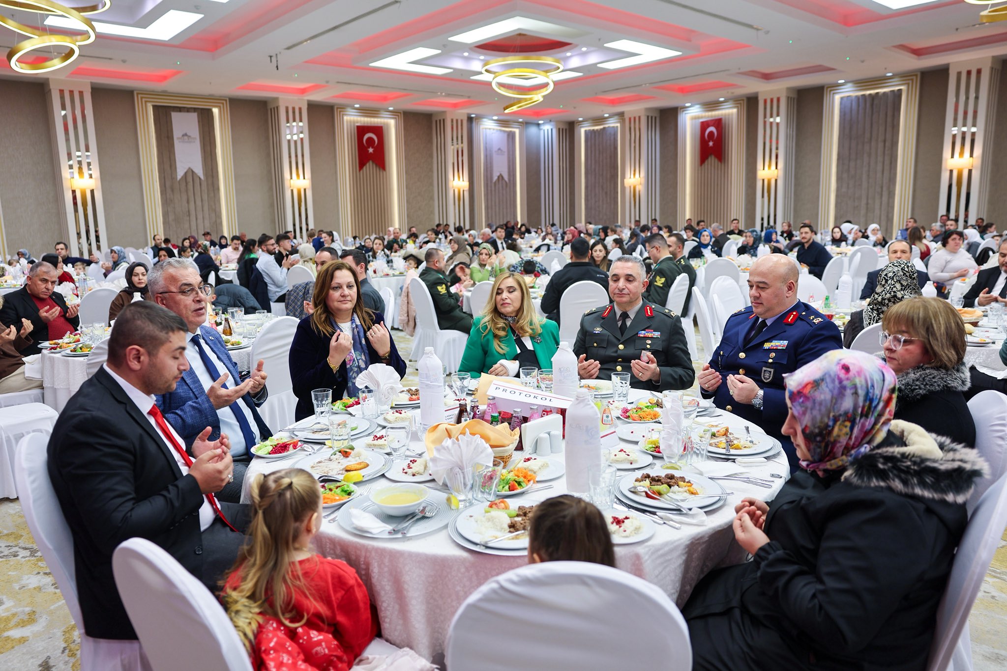 Vali̇ Yi̇ği̇tbaşi Şehi̇t Ai̇leleri̇ Ve Gazi̇lerle İftar Yemeği̇nde Buluştu (5)