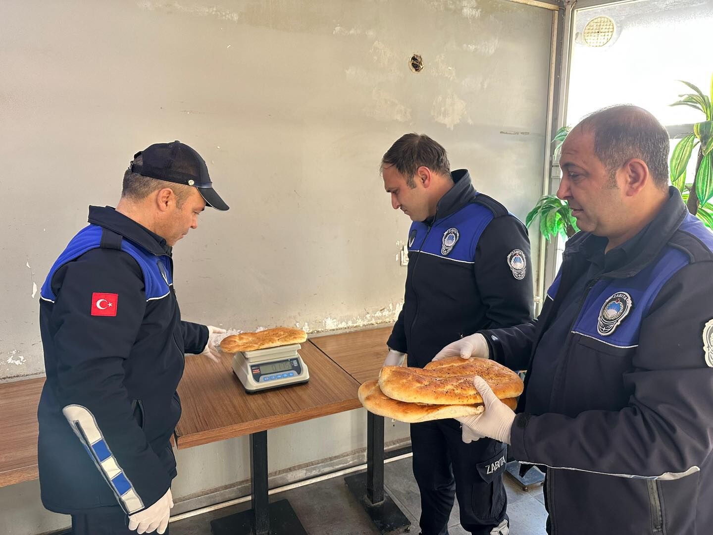 Zabita Eki̇pleri̇ Pi̇de Üreti̇mi̇ni̇ Mercek Altina Aldi (1)