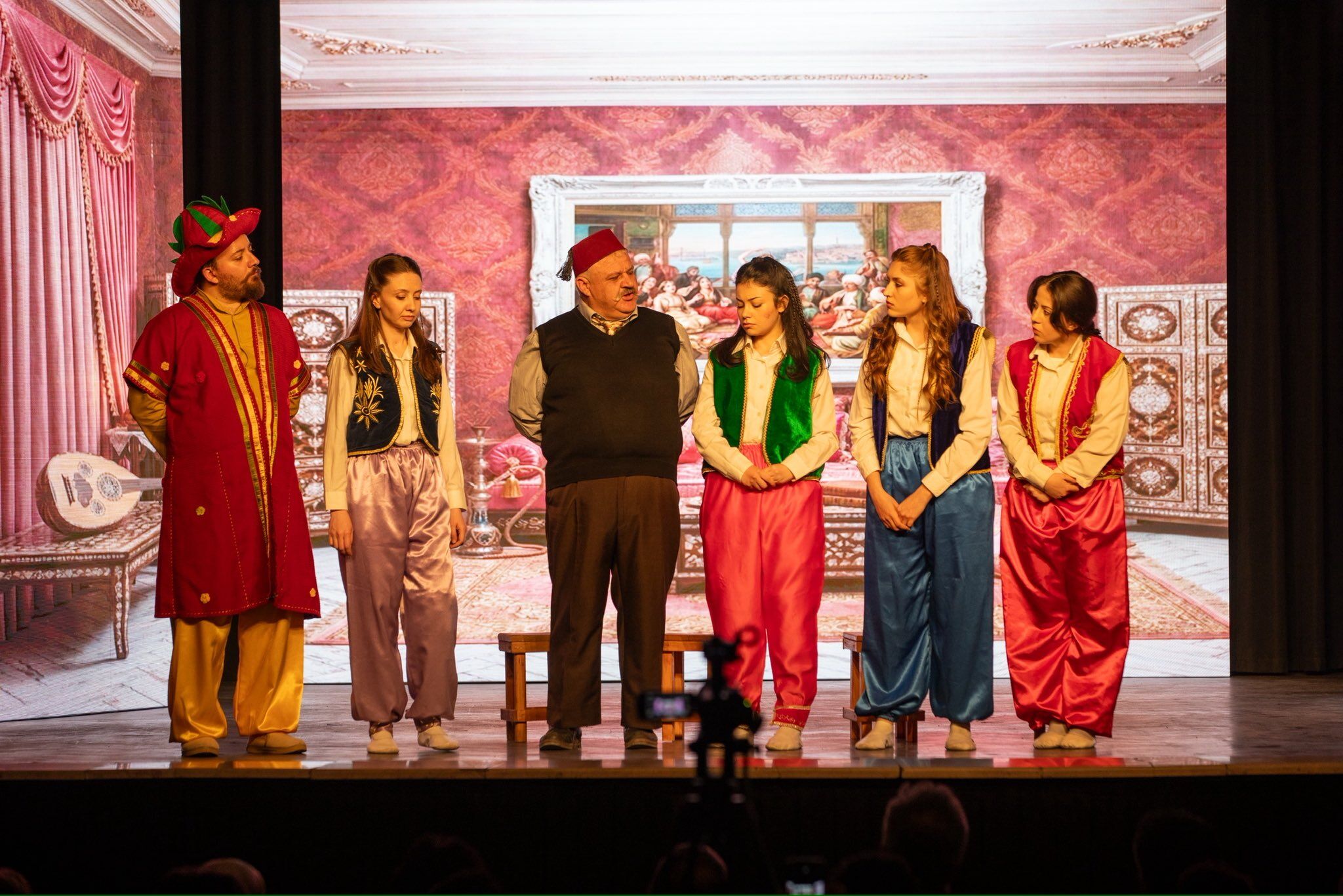 Afyon Beledi̇yesi̇ni̇n Yeni̇ Oyunu Gala Gecesi̇nde Parladi (1)