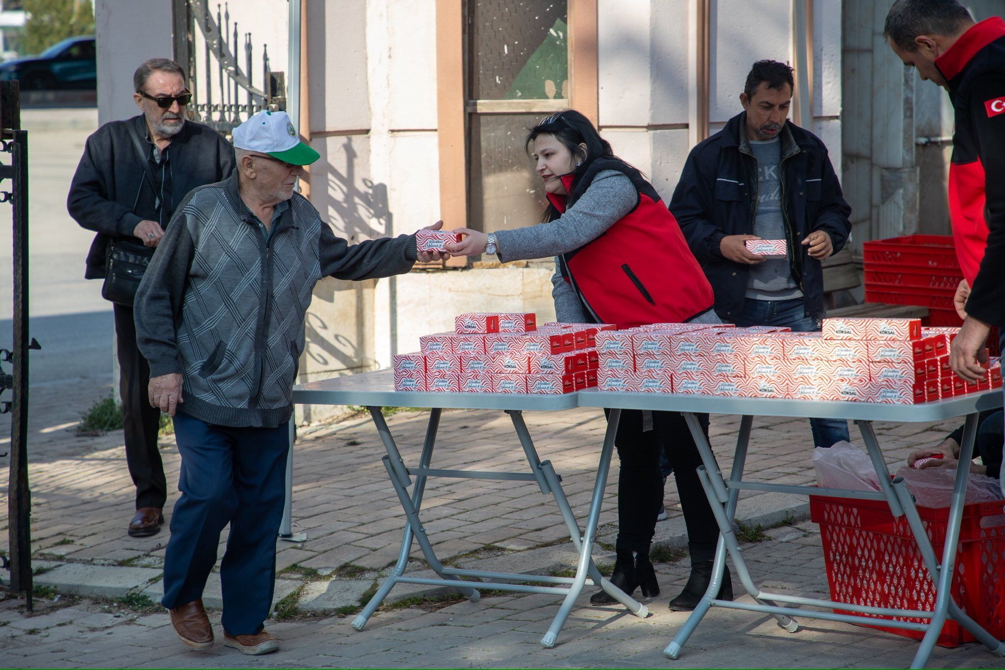 Afyonkarahi̇sar Beledi̇yesi̇nden Kadi̇r Gecesi̇ İkrami (2)