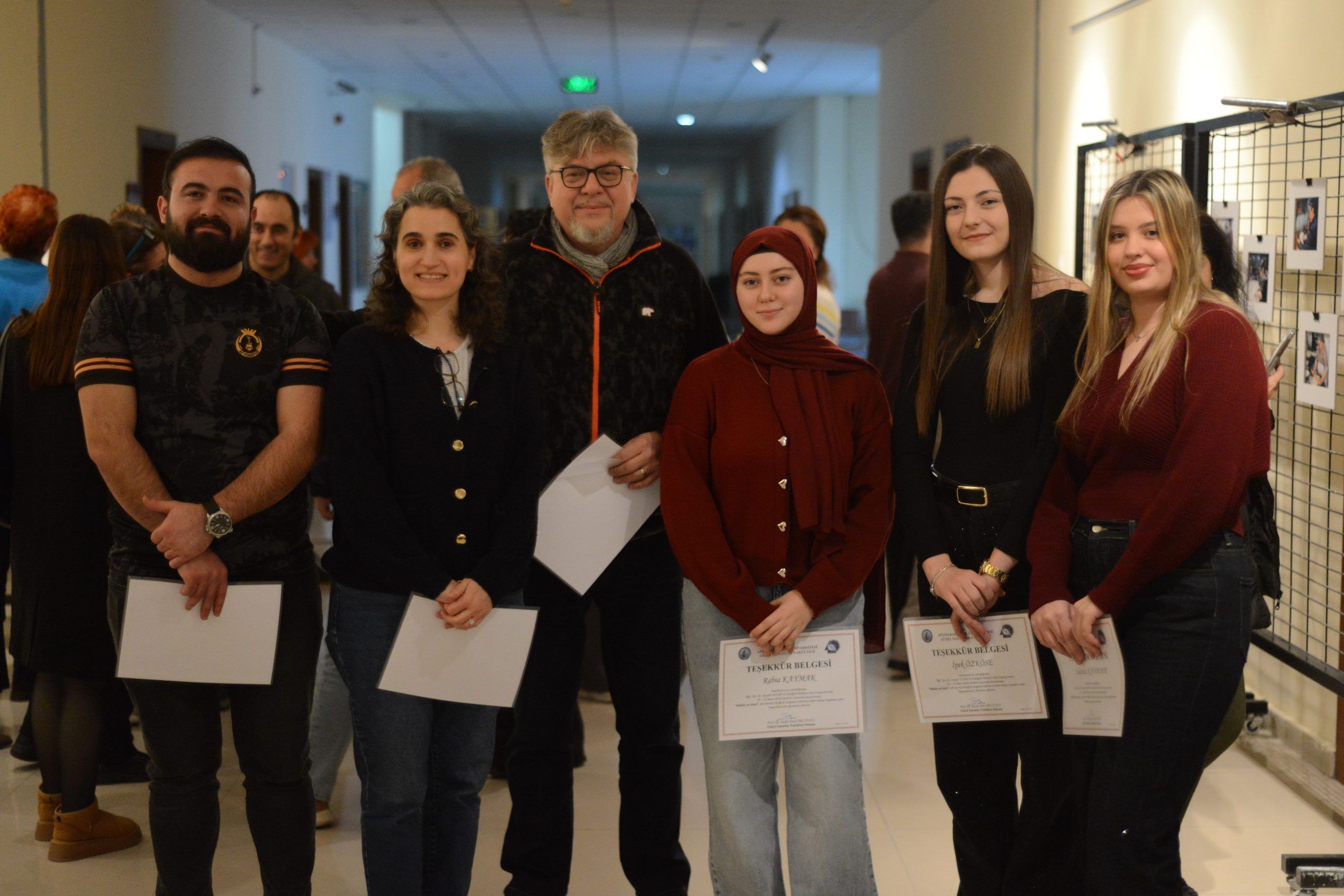 Akü Güzel Sanatlar Fakültesi̇’nde Karma Fotoğraf Sergi̇si̇ Açildiakü Güzel Sanatlar Fakültesi̇’nde Karma Fotoğraf Sergi̇si̇ Açildi (4)