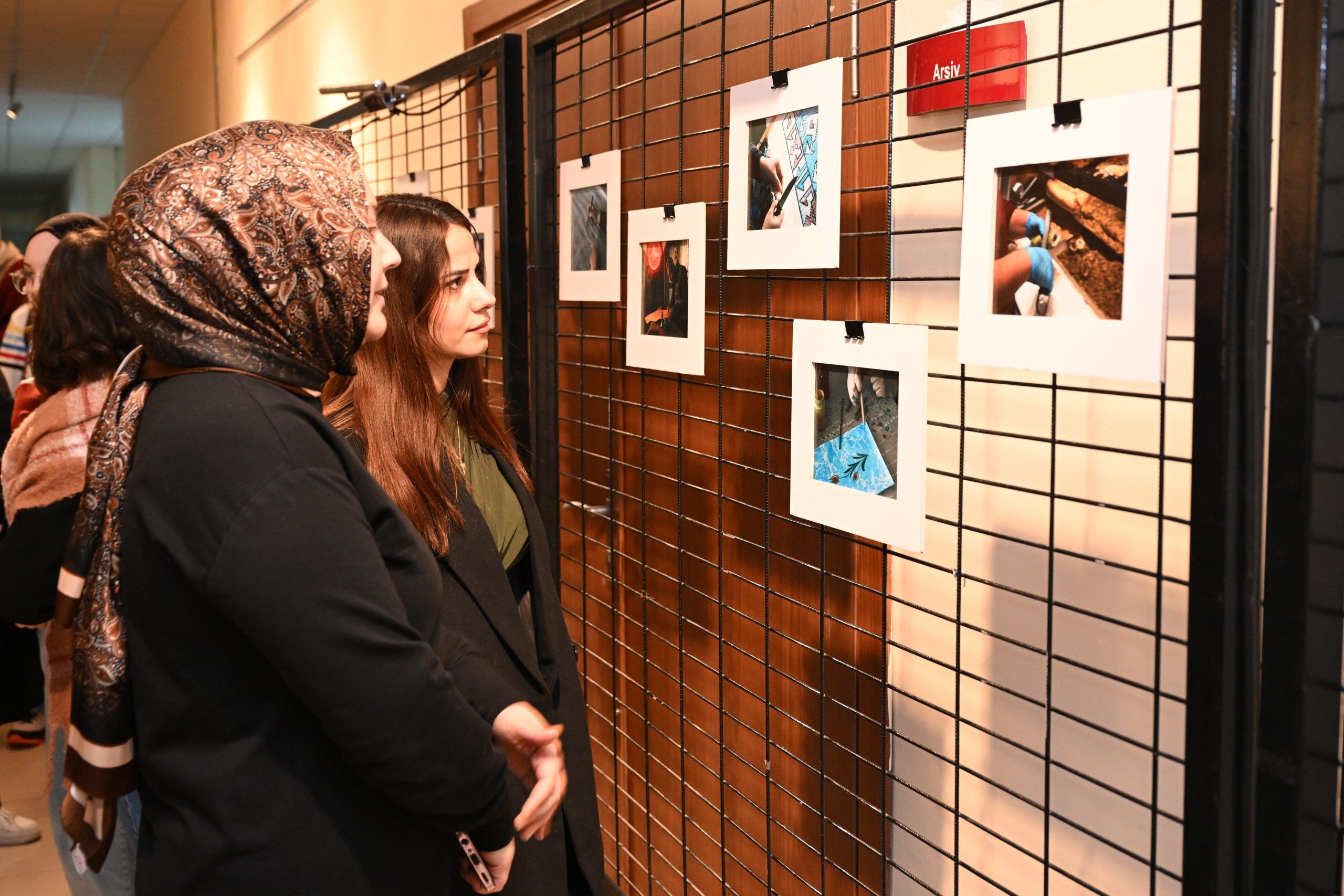 Akü Güzel Sanatlar Fakültesi̇’nde Karma Fotoğraf Sergi̇si̇ Açildiakü Güzel Sanatlar Fakültesi̇’nde Karma Fotoğraf Sergi̇si̇ Açildi (6)