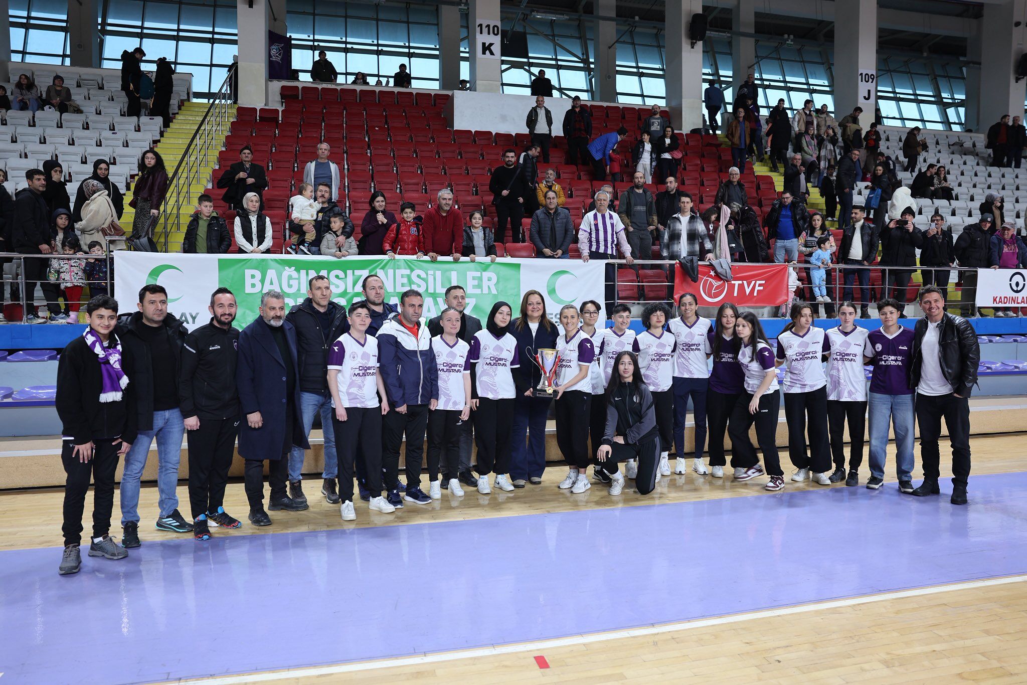 Anadolugücü Kupayı Başkan Köksal’a Takdim Etti1