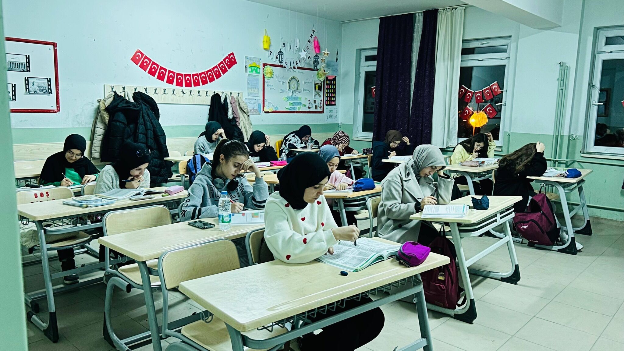 Bolvadi̇n’de Lgs Seferberli̇ği̇ Gece Etütleri̇ Devam Edi̇yor (4)