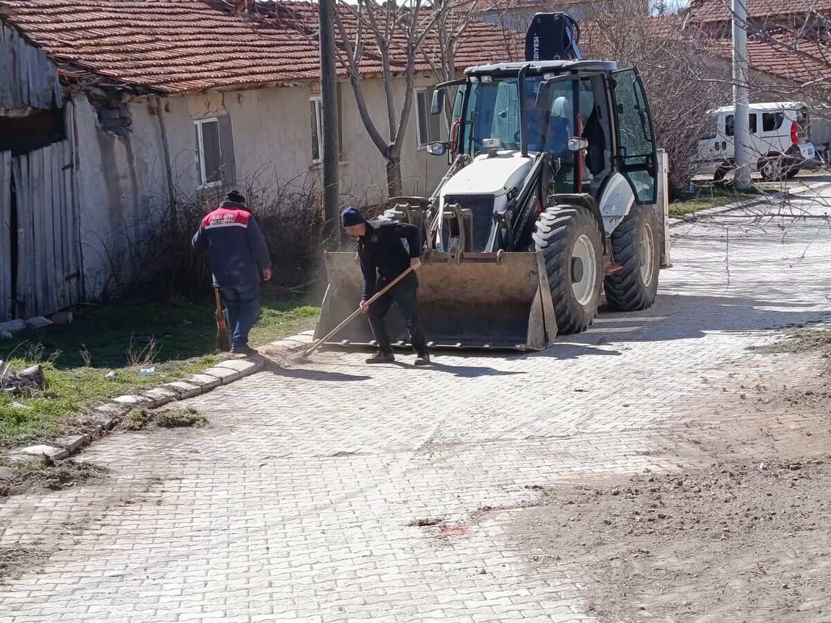 İhsani̇ye’de Bayram Öncesi̇ Yoğun Temi̇zli̇k Mesai̇si̇ (4)