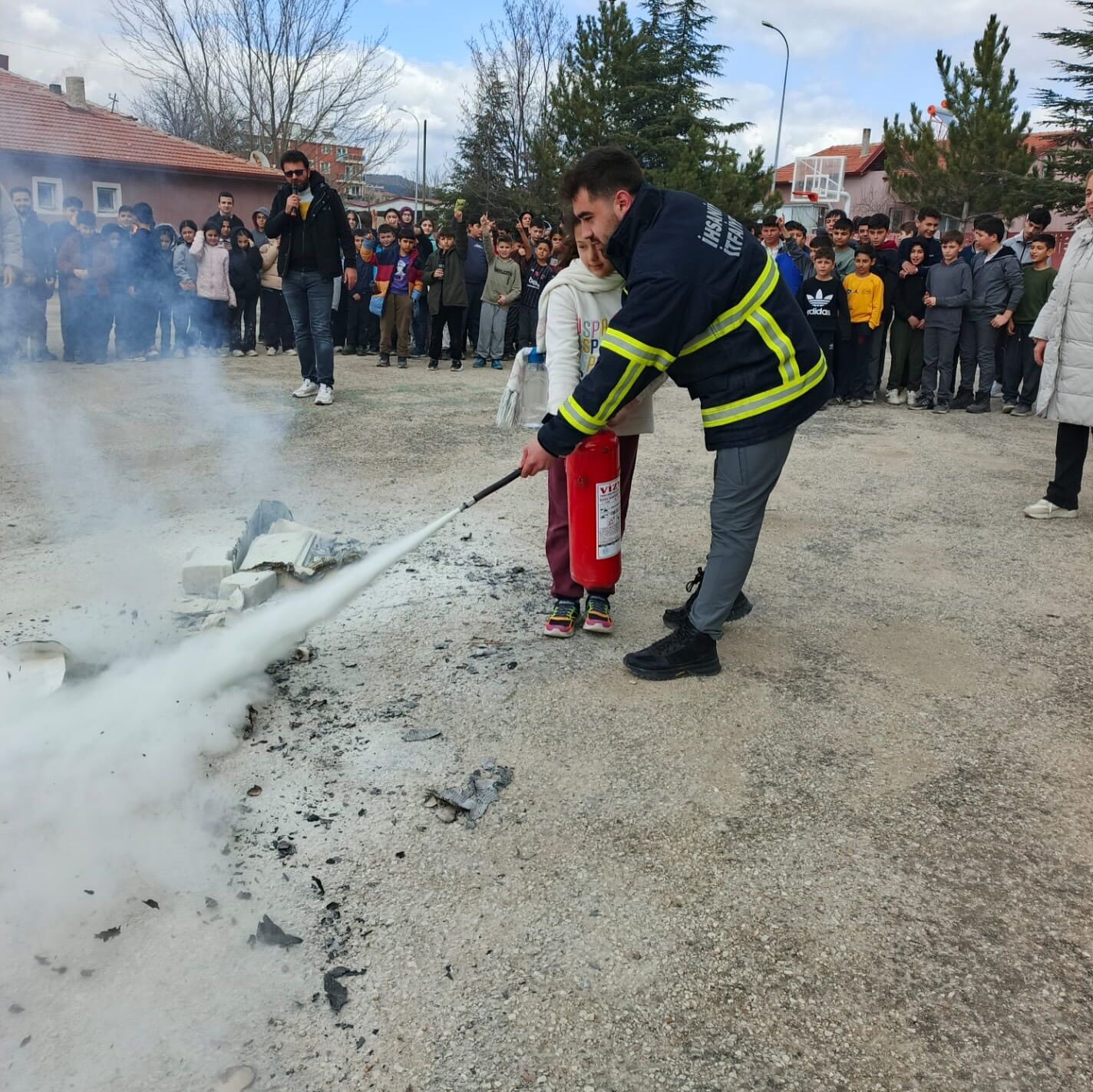 İhsani̇ye’de Öğrenci̇lere Yangin Söndürme Eği̇ti̇mi̇ Veri̇ldi̇ (3)