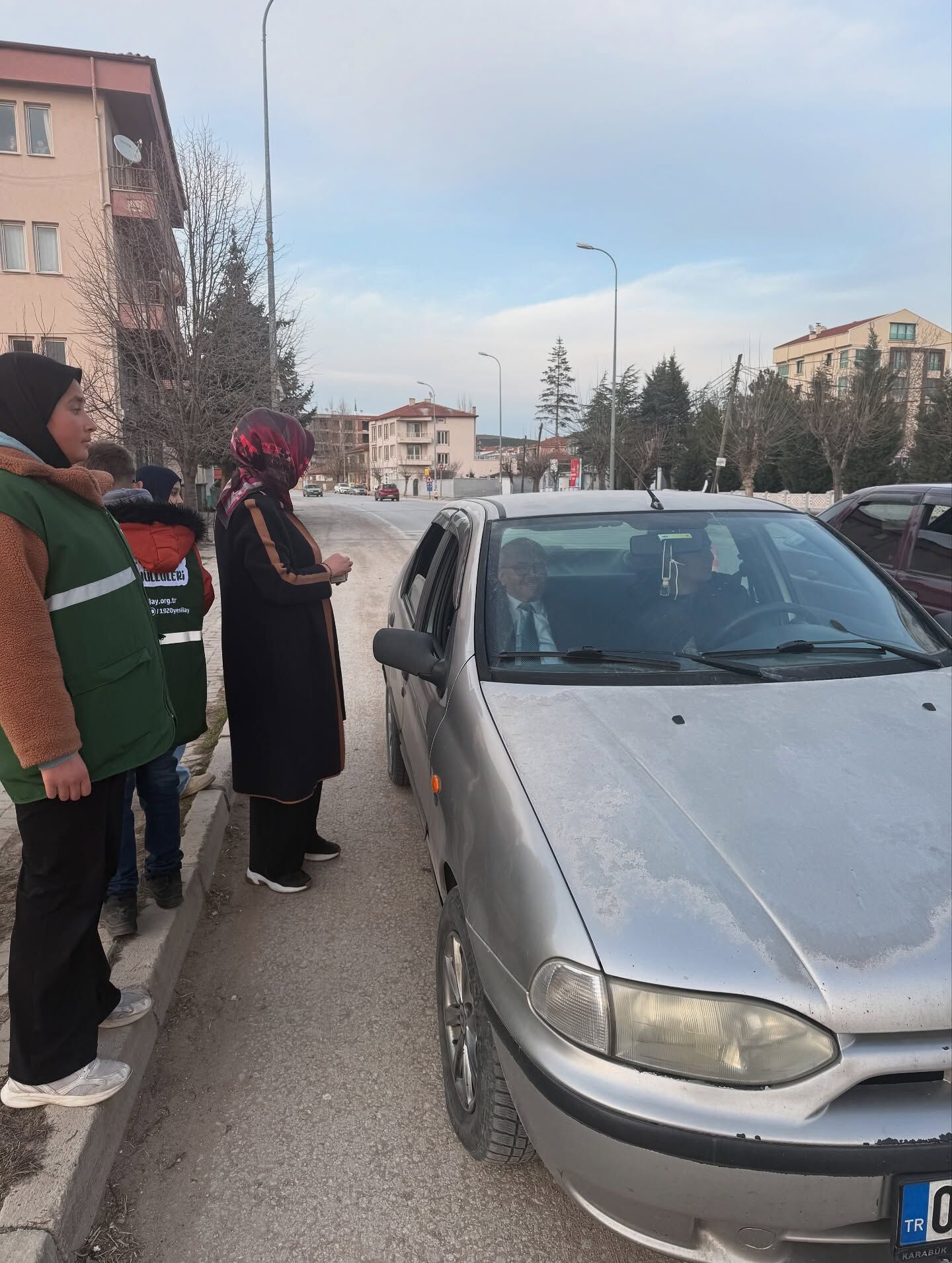 İhsani̇ye’de Yeşi̇lay Haftasi Farkindaliği Başkan Gökçe Öğrenci̇lerle Sahaya Çikti (1)