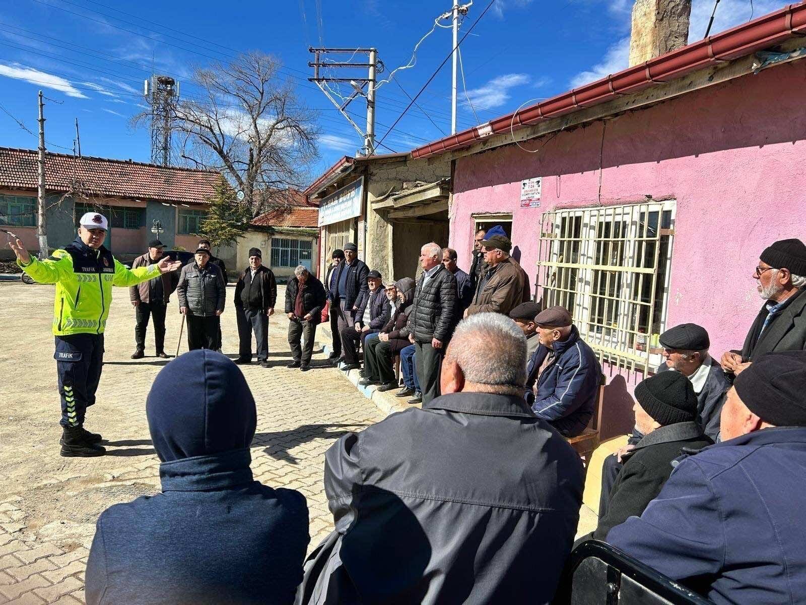 Jandarma’dan 4 İlçede 722 Ki̇şi̇ye Trafi̇k Eği̇ti̇mi̇ Veri̇ldi̇ (2)