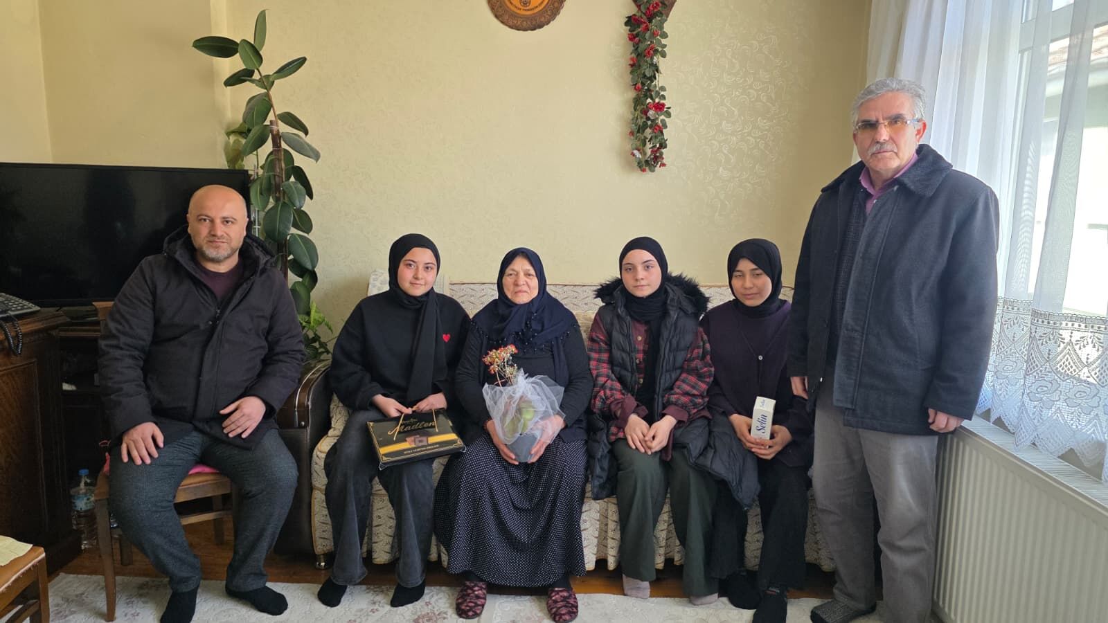 Ramazan’da Vefa Buluşmasi Şehi̇t Ai̇leleri̇ Ve Emekli̇ Öğretmenler Zi̇yaret Edi̇ldi̇ (3)