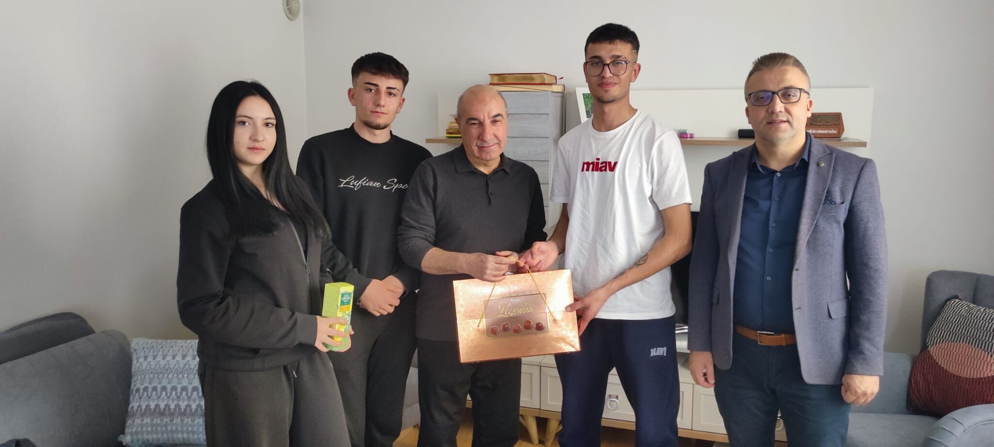 Ramazan’da Vefa Buluşmasi Şehi̇t Ai̇leleri̇ Ve Emekli̇ Öğretmenler Zi̇yaret Edi̇ldi̇ (4)