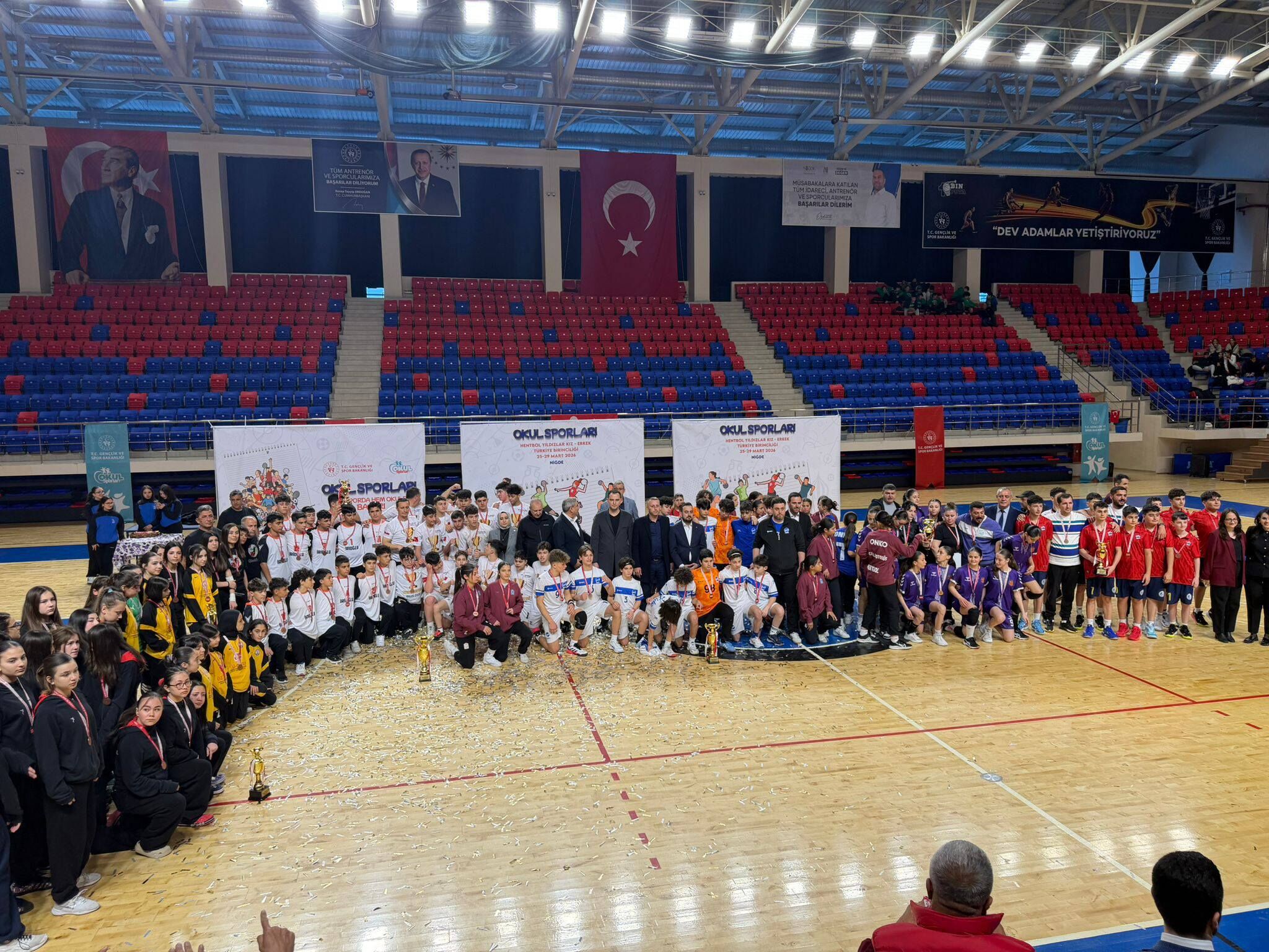 Şampi̇yon Afyon’dan Çikti Işiklar Şeker Ortaokulu Zi̇rvede (1)