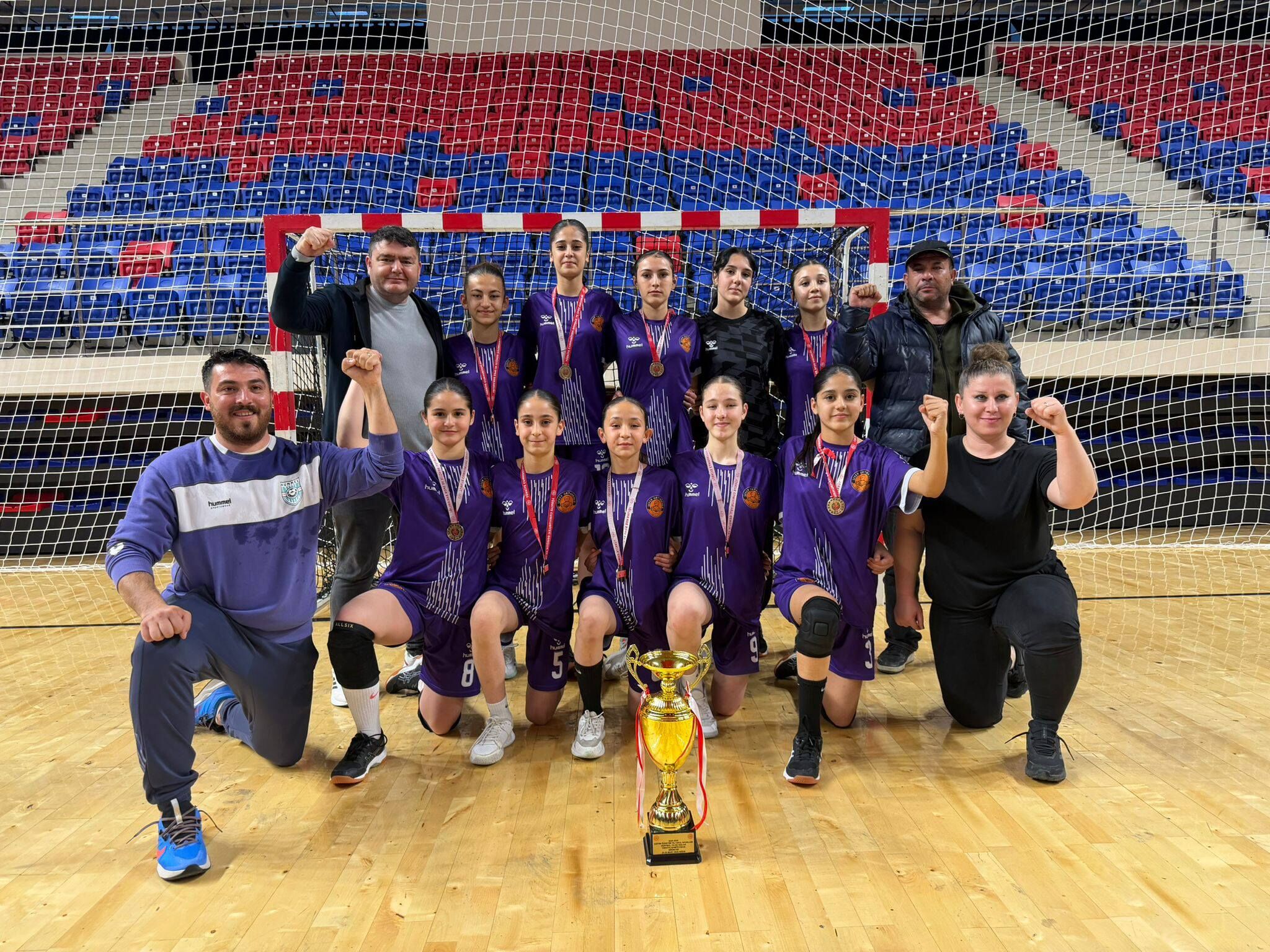 Şampi̇yon Afyon’dan Çikti Işiklar Şeker Ortaokulu Zi̇rvede (4)