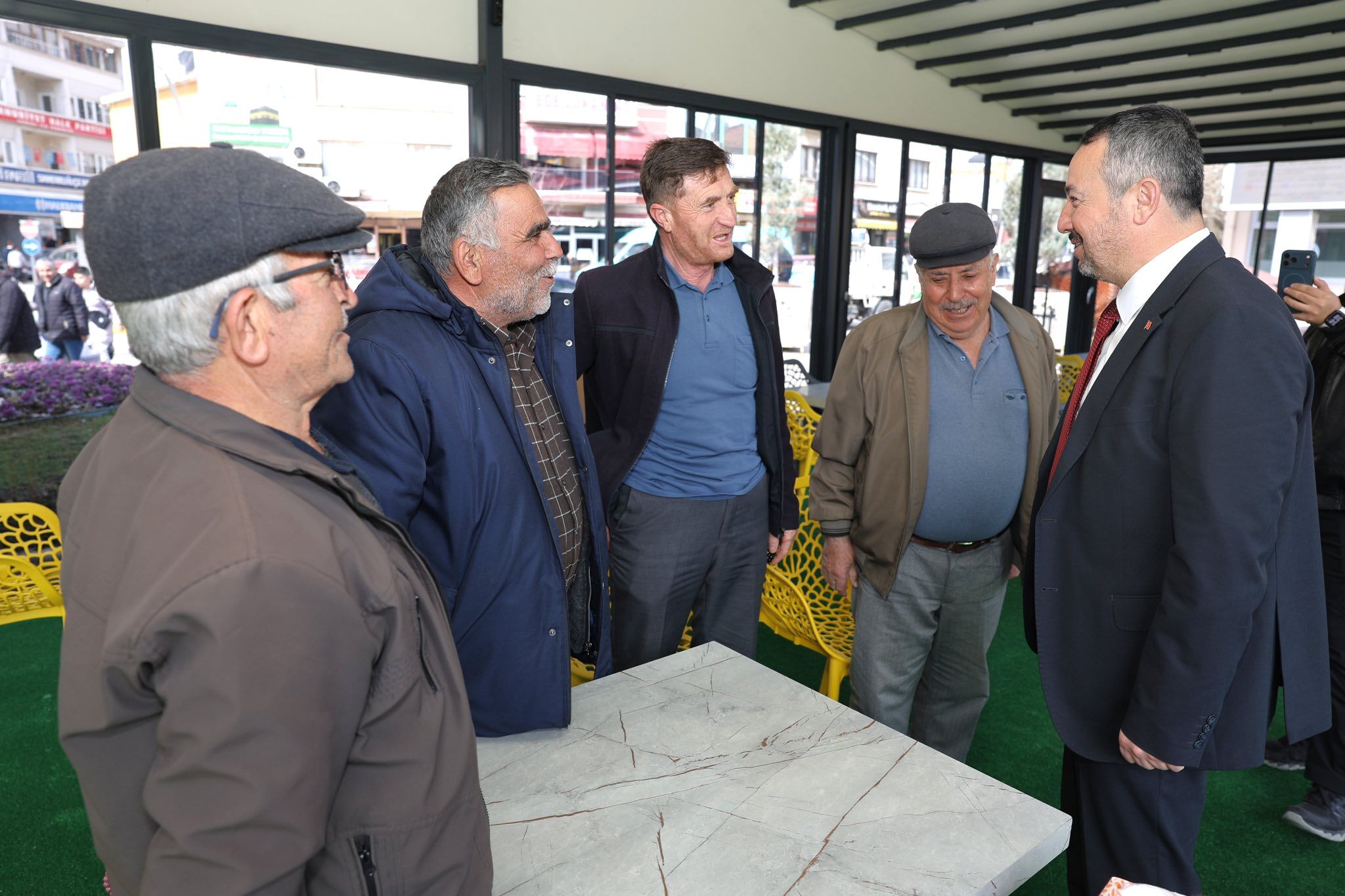 Sandikli’da Meydan Kafe’ye Yoğun İlgi̇ Başkan Öztaş Sahada İnceleme Yapti (3)