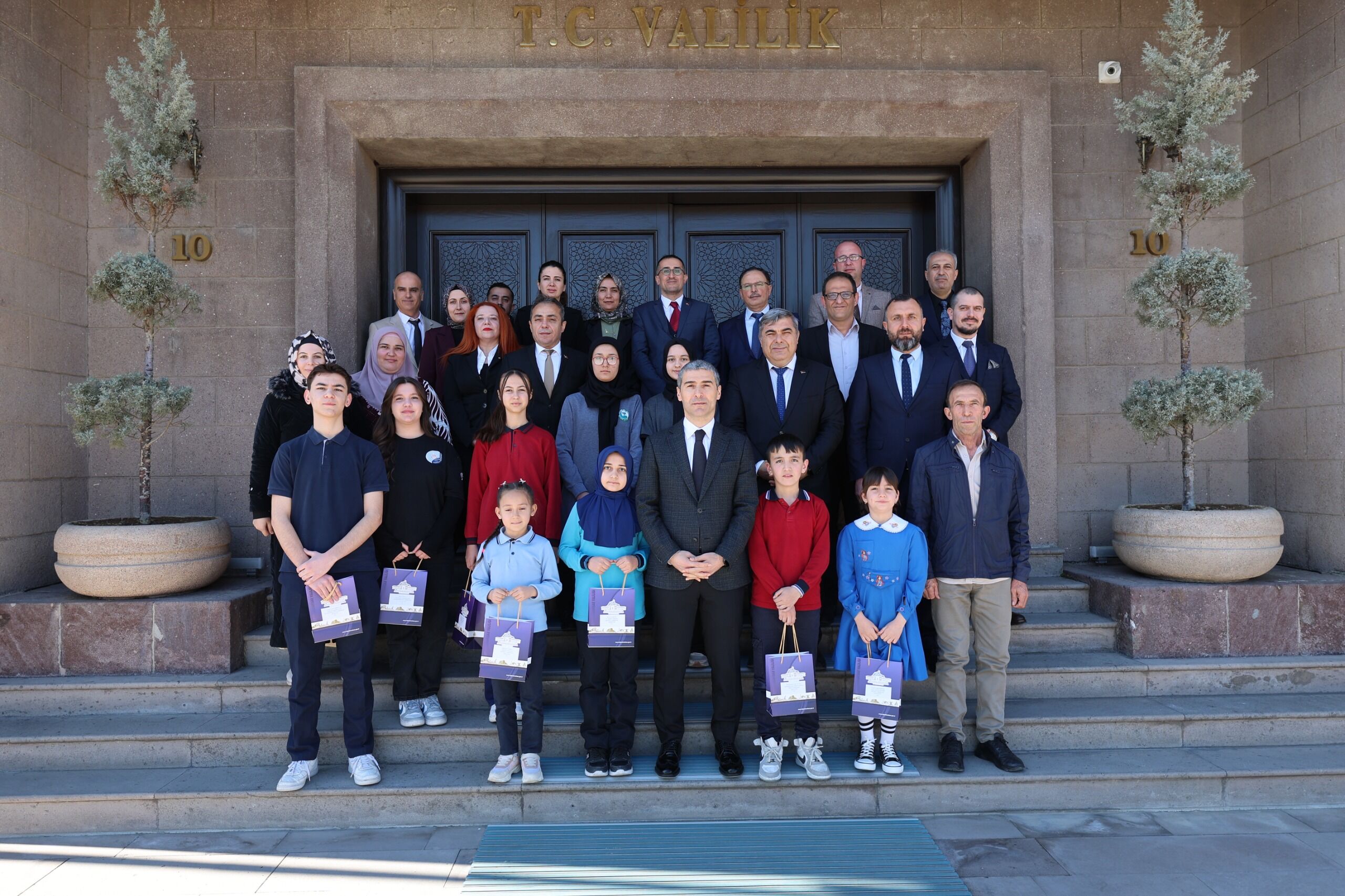 Vali̇ Aktaş’tan İsti̇klal Marşi Yarişmasinda Dereceye Gi̇ren Öğrenci̇lere Ödül (4)