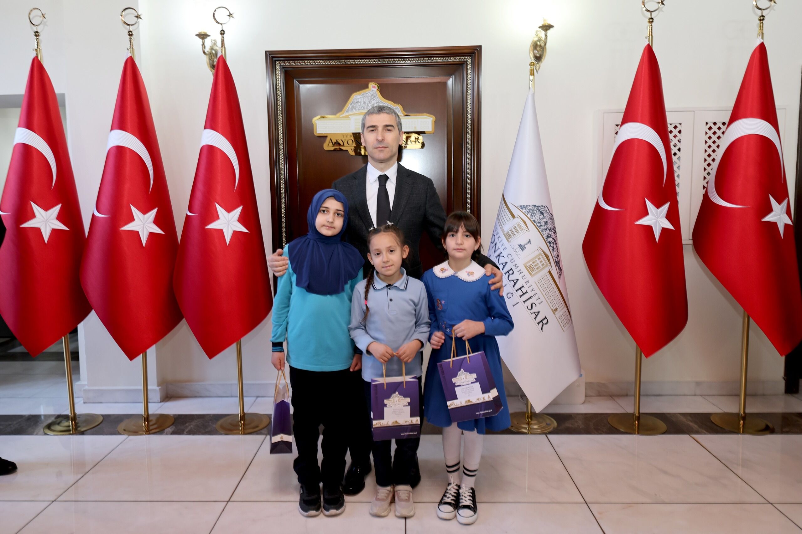 Vali̇ Aktaş’tan İsti̇klal Marşi Yarişmasinda Dereceye Gi̇ren Öğrenci̇lere Ödül (5)