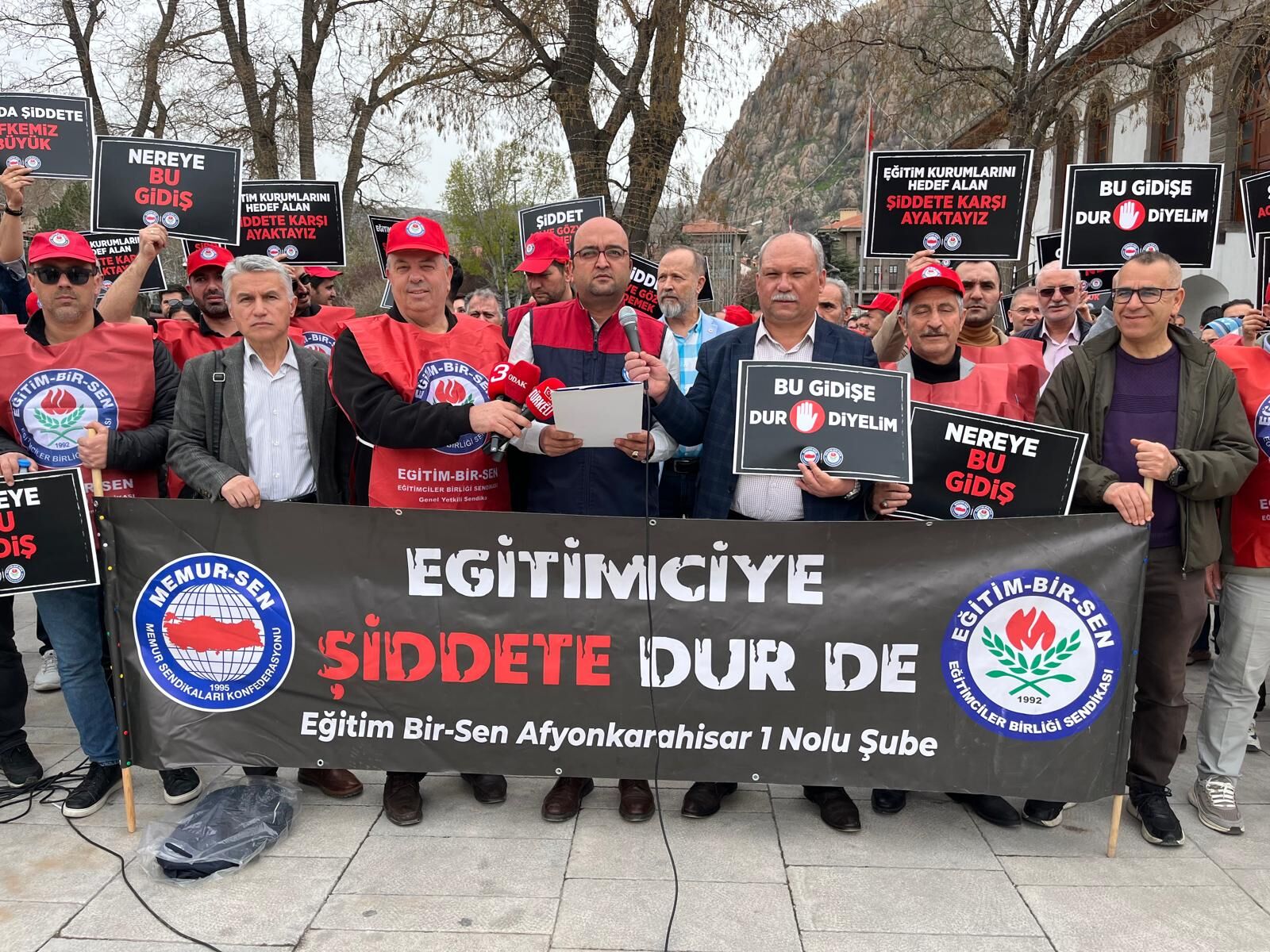 Eği̇ti̇mde Şi̇ddet Büyüyor Eği̇ti̇m Bi̇r Sen’den Zafer Meydani’nda Sert Tepki̇