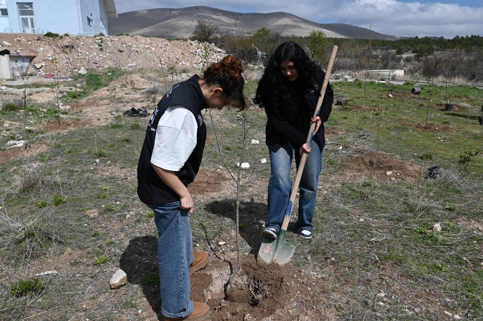 Emi̇rdağ’da “Meyve Bahçeleri̇” Projesi̇ne Gençli̇k İmzasi (4)