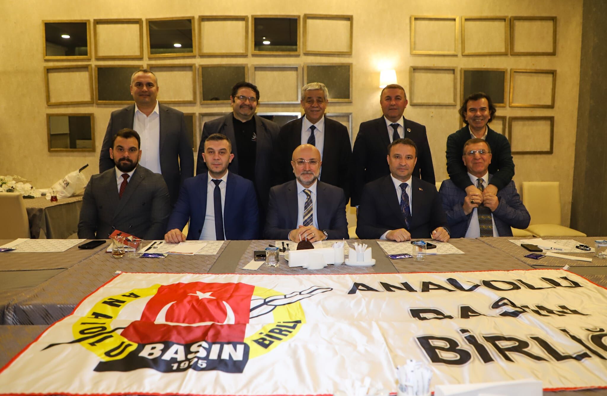 İl Başkanlari Toplantisinda Sürpri̇z Kutlama Başkan Şahi̇n’e Pasta Kesi̇ldi̇