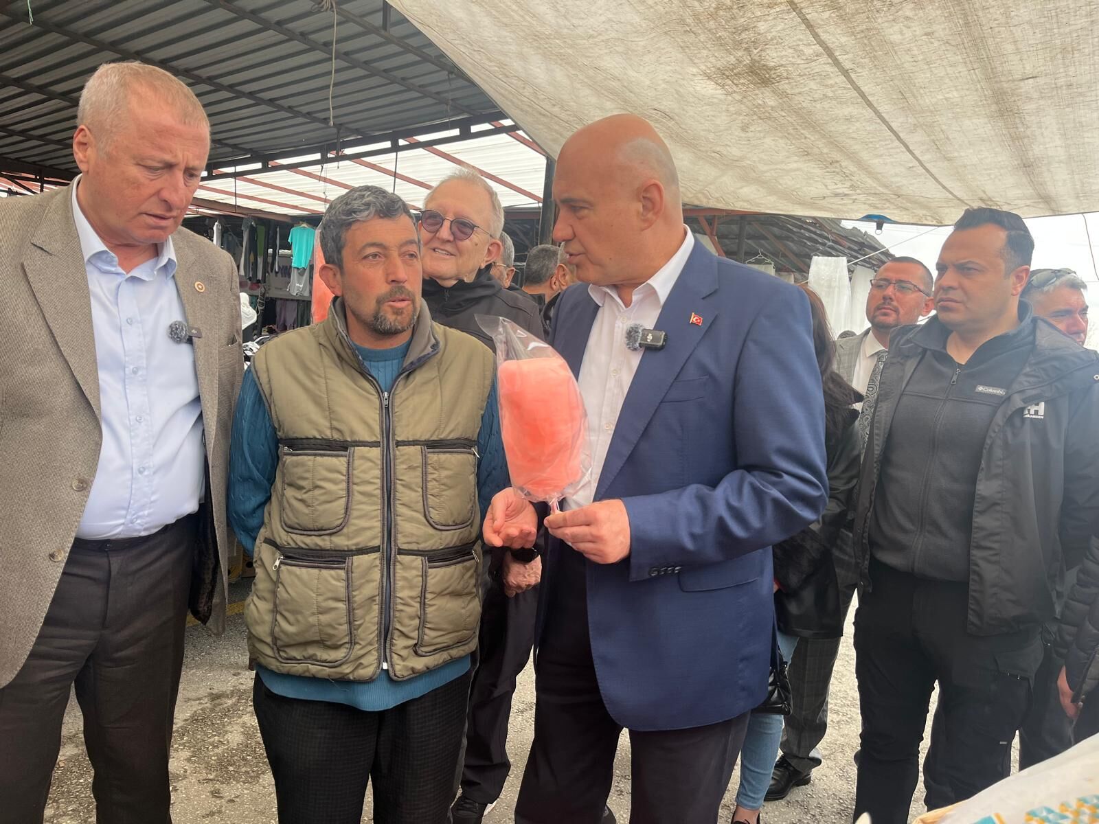 İyi̇ Parti̇ Heyeti̇ Afyonkarahi̇sar’da Pazar Yeri̇nde Sahaya İndi̇2