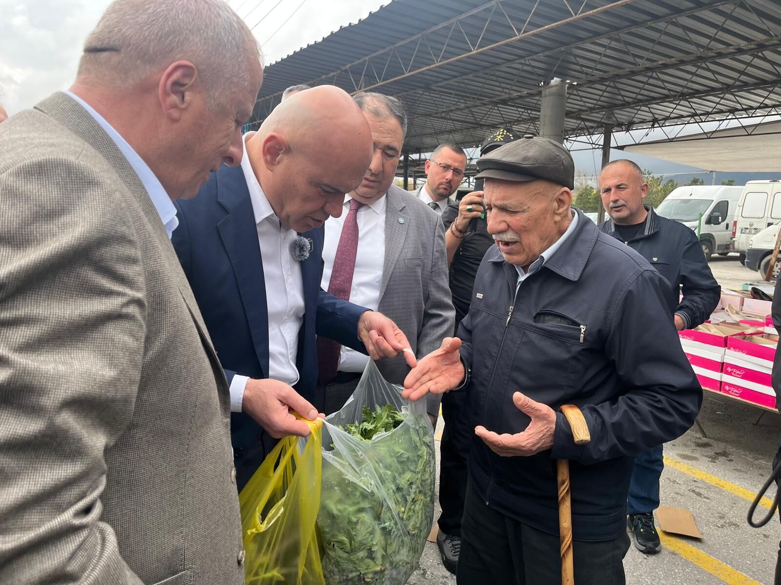 İyi̇ Parti̇ Heyeti̇ Afyonkarahi̇sar’da Pazar Yeri̇nde Sahaya İndi̇3