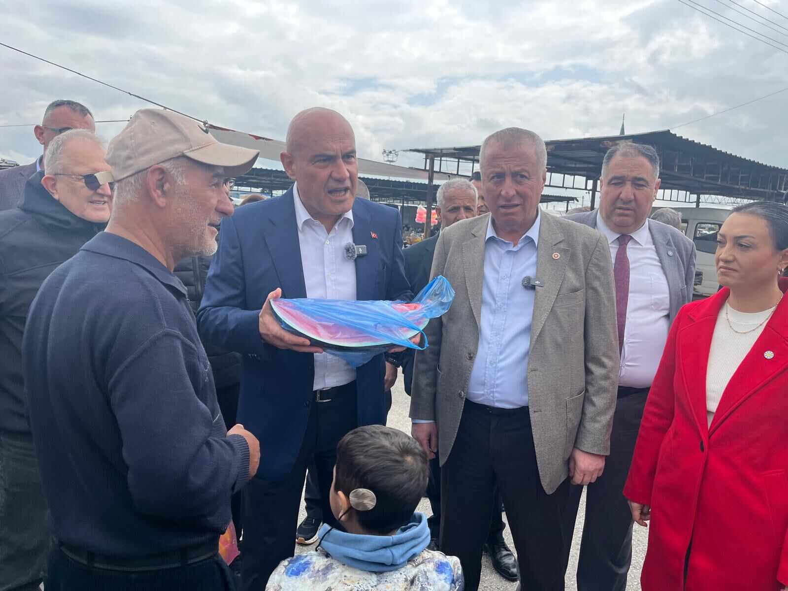 İyi̇ Parti̇ Heyeti̇ Afyonkarahi̇sar’da Pazar Yeri̇nde Sahaya İndi̇4