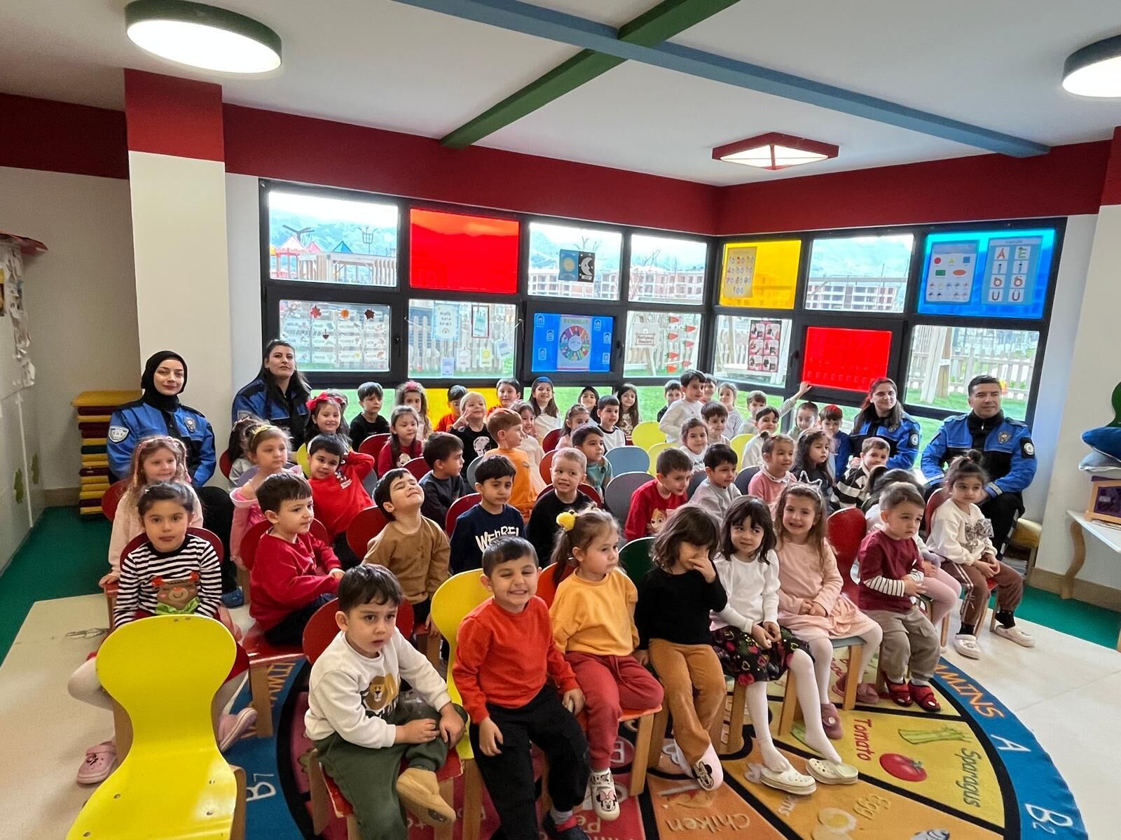 Poli̇s Haftasinda Mi̇ni̇klere Güvenli̇k Eği̇ti̇mi̇ Veri̇ldi̇ (4)